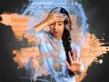 Kobieta z ręką na czole, otoczona słowami "stress", "emotional strain", "anxiety", "depression". Może to symbolizować niedobór witaminy B12 - objawy psychiczne.
