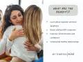 Due donne si abbracciano, simbolo di supporto per superare la disforia sensibile al rifiuto e migliorare le relazioni.