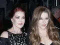 Priscilla Presley und ihre Tochter Lisa Marie Presley, die Elvis' Tochter ist, posieren für ein Foto.