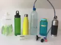 Verschiedene Trinkflaschen und ein Trinksystem. Woraus trinkt man Met? Aus diesen Flaschen, je nach Anlass.