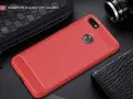 Czerwone etui na telefon Huawei Y6 Pro (2017) z karbonowymi wstawkami, obok czarnego portfela i aparatu.
