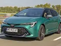 Zielona Toyota Corolla na drodze. Sprawdź aktualną toyota corolla cena i wybierz swój wymarzony model.