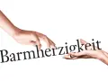 Zwei Hände berühren das Wort "Barmherzigkeit". Eine Hand reicht es der anderen, ein Symbol für die Werke der Barmherzigkeit.