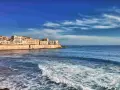 Siracusa: cosa vedere a Siracusa e dintorni in 5 giorni. La costa con palazzi storici e il mare blu.