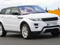 Biały Range Rover Evoque w ruchu drogowym. Właściciele zgłaszają land rover evoque awarie i problemy, ale auto nadal wygląda stylowo.