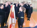 Nowi policjanci składają ślubowanie. To początek ich służby, ważny moment w karierze.
