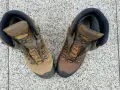 Paire de chaussures de randonnée Meindl, une plus sale que l'autre. Apprenez comment nettoyer des chaussures de randonnée pour les garder en bon état.