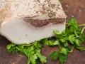 Lardo di Colonnata, un blocco di grasso salato e speziato, pronto per essere affettato. Scopri come si fa il lardo di Colonnata.
