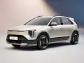 Biały Kia Niro EV z nowoczesnymi światłami i czarnymi akcentami, gotowy na ekologiczną podróż.