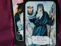 El tarot del mundo ermitaño: un sabio anciano con barba blanca ilumina el camino con una linterna, guiando en la introspección.