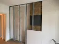 Costruzione di una parete interna con struttura metallica, isolamento acustico e pannelli in cartongesso. Si valuta lo spessore per un ottimo isolamento acustico delle pareti.