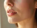 Labios voluminosos y definidos, resultado de un tratamiento con ácido hialurónico.