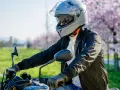 Motociclista con casco grigio, pronto per un giro. La misura testa è perfetta per la sicurezza.