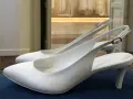 Eleganti scarpe da sposa bianche con cinturino posteriore, perfette per chi cerca dove comprare scarpe da sposa uniche.