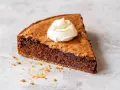En bit chokladkaka med vispad grädde, perfekt för dig som vill baka med proteinpulver.