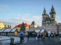 Rynek Staromiejski w Pradze zimą, z jarmarkiem świątecznym i choinką. Czy warto odwiedzić Pragę? Zdecydowanie tak!