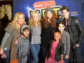 Obsada programu telewizyjnego Jessie pozuje do zdjęcia z Radio Disney.