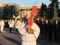 Procesja z figurą Chrystusa. Wiele osób, w tym zakonnice i księża, idzie ulicą. To część obchodów, które przypominają, ile trwa okres wielkanocny.