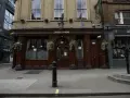 Le pub John Snow, nommé en l'honneur du médecin qui a cartographié le choléra, est une façade de pub en bois sombre.