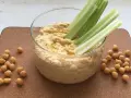 Pyszny, kremowy hummus z ciecierzycy, idealny do maczania łodyg selera. Oto co to jest hummus – zdrowa przekąska!