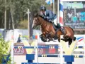 Le cavalier et Tinka's Hero, le champion de Tinka, franchissent un obstacle.