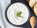 Cremiger Thunfisch-Dip mit Dill garniert, bereit zum Genießen mit frischem Brot.