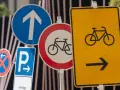 Verschiedene verkehrsschilder bedeutung: Radweg, Parken, Einfahrt und mehr.