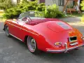 Czerwony kabriolet Porsche 356 z lat 50. stoi na podjeździe, gotowy na letnią przejażdżkę.