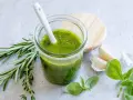 Frisches grünes Pesto selber machen: Basilikum, Rosmarin, Knoblauch und ein Glas voller Geschmack.