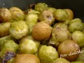 Patatas y coles de Bruselas asadas, listas para disfrutar.