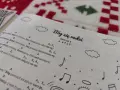 Śpiewnik z kolędami na ukulele. Na stronie tytuł "Bóg się rodzi" i nuty.