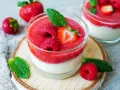 Erfrischendes Joghurt-Dessert mit Erdbeerpüree und Beeren, ein leichtes joghurtbombe rezept.