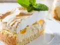 Sernik Rosa z Thermomixa z puszystą bezą i owocami, udekorowany miętą. Pyszny deser na każdą okazję.