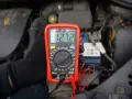 Multimetr pokazuje 12.72V, co jest dobrym wynikiem. Tak sprawdzisz akumulator.