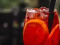 Aperol z wódką: Mocniejsze drinki? Przepisy i sekrety barmana!