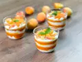 Cremige Desserts mit Aprikosenmus und Sahne, garniert mit frischen Aprikosenstücken und Minze. Eine köstliche Alternative zu shaved ice.