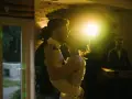 Para młoda tańczy przy blasku reflektorów. W tle widać DJ-a. To piękny moment, choć zaiks opłata za muzykę jest wysoka.