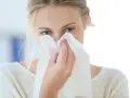 Donna con fazzoletto nasale, forse soffre di allergia aria condizionata.