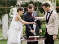 Para młoda podczas ceremonii, w tle łuk weselny. Zastanawiasz się nad wedding planner cena?