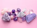 Cristales de amatista, cuarzo rosa y transparente sobre fondo rosa. El jade blanco significado se asocia a la pureza y la serenidad.