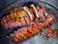 Żeberka w miodzie z granatem i chili, obok żeberka w kapuście. Pyszna uczta dla podniebienia!