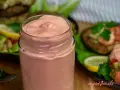 Un frasco de cremosa salsa rosada, perfecta para acompañar tus platillos veganos.