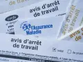 Plusieurs avis d'arrêt de travail, certains avec le logo de l'Assurance Maladie, suggèrent une gestion de congés payés et d'arrêt maladie rétroactif.