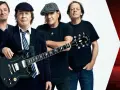 Fünf Musiker der legendären AC/DC, bekannt für ihre Hardrock-Musikrichtung, posieren mit Gitarren.