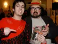 Tytus Hołdys z książką "Holo od Hollywoodu" i młody mężczyzna w czerwonej bluzie.