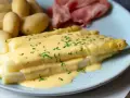 Spargel mit Sauce Hollandaise, dazu Salzkartoffeln und Schinken. Ein Klassiker, der immer schmeckt.