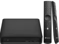 Svart mediaspelare och två fjärrkontroller. Enkel att koppla mobil till TV HDMI för streaming.