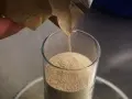 Versez de la levure de bière dans un verre. Découvrez ses nombreux bienfaits pour la santé et la beauté.