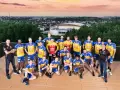 Drużyna piłkarzy ręcznych Vive Kielce pozuje do zdjęcia na tle panoramy miasta.