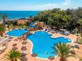 Basen z wodnymi zjeżdżalniami w hotelu Marhaba Royal Salem. Wiele osób korzysta z uroków słońca i wody.